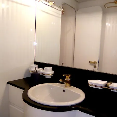 Motor Yacht Isa Mar Bådhotel Cagliari