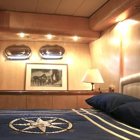 Motor Yacht Isa Mar Bådhotel Cagliari