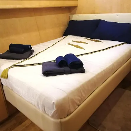 Motor Yacht Isa Mar *